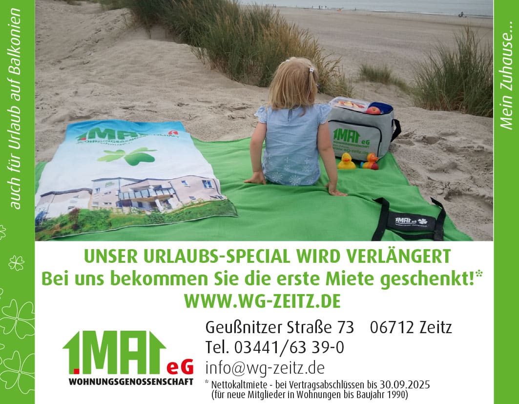 Ein kleines blondes Mädchen sitzt auf einer grünen Stranddecke mit Blick aufs Meer. Neben ihr liegt eine Kühltasche mit Spielzeug und Obst, sowie ein Handtuch mit dem Logo der Wohnungsgenossenschaft „1. Mai eG“. Im Bildtext steht: „Unser Urlaubs-Special wird verlängert – Bei uns bekommen Sie die erste Miete geschenkt!* www.wg-zeitz.de“. Links im grünen Rand: „auch für Urlaub auf Balkonien“, rechts: „Mein Zuhause…“. Unten sind Kontaktdaten der Wohnungsgenossenschaft 1. Mai eG in Zeitz angegeben. Fußnote: * Nettokaltmiete, Vertragsabschluss bis 30.09.2025, für neue Mitglieder in Wohnungen bis Baujahr 1990.